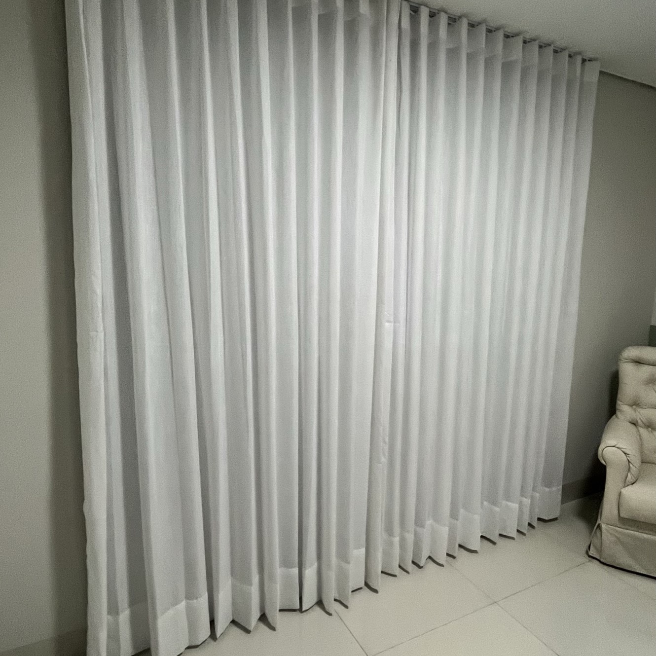 Cortina voil em sala de estar